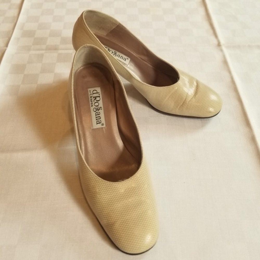 Leather pumps made in Italy. Tiny herringbone pattern in tan on ivory. Size 6.5M
